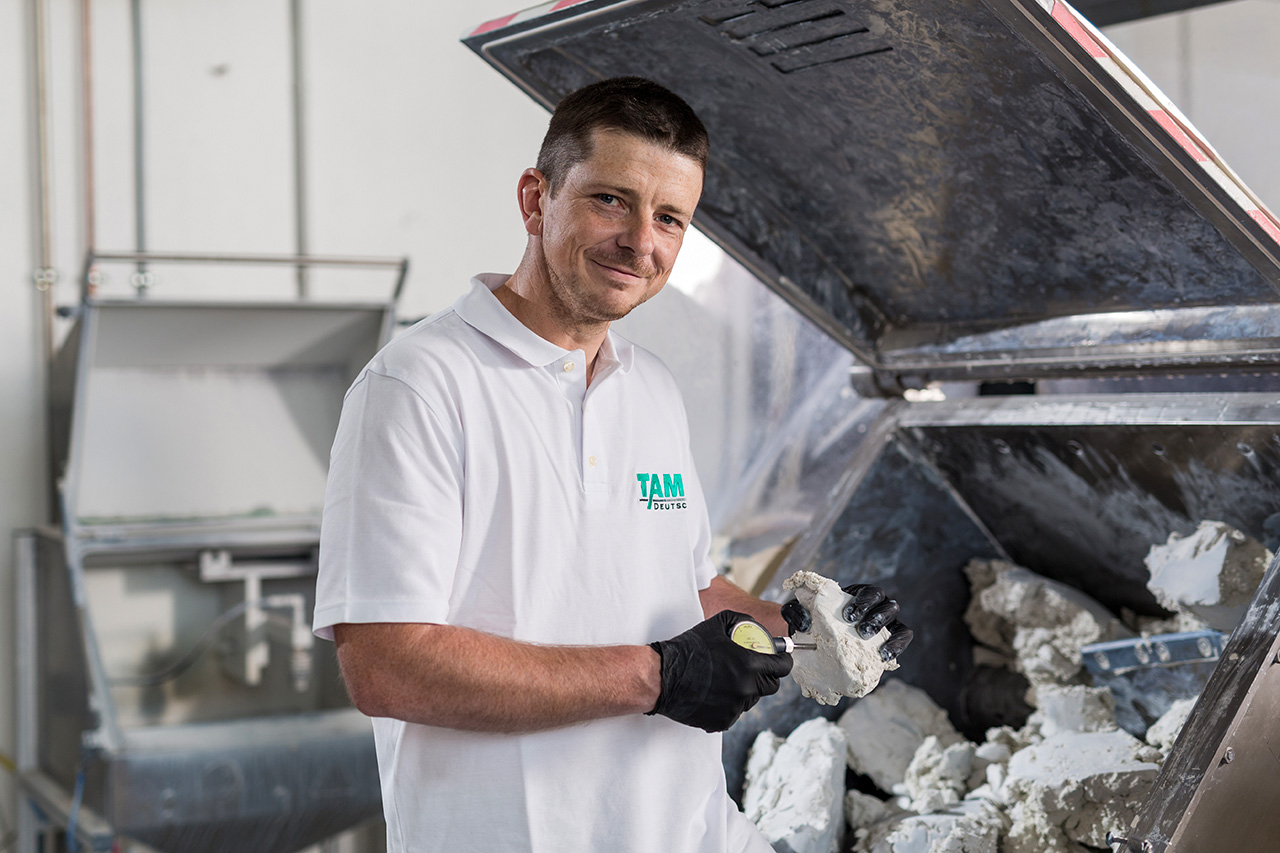 TAMI-Mitarbeiter bei der Masseaufbereitung