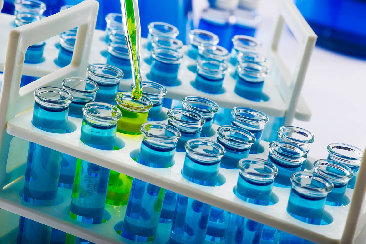 Reagenzgläser mit blauer Flüssigkeit symbolisieren die TAMI-Lösungen Bio-Technologie