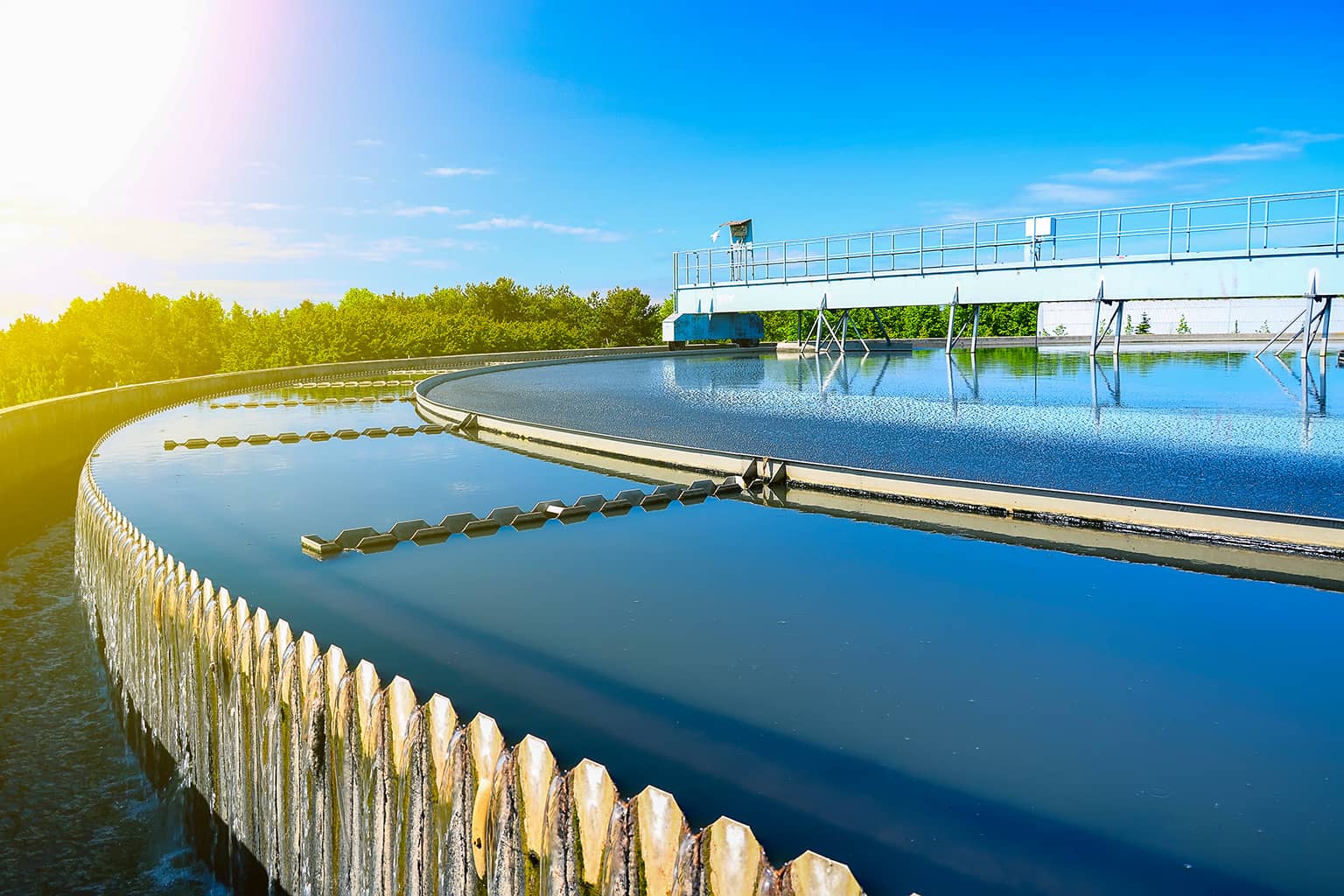 Moderne Abwasserreinigungsanlage symbolisiert die TAMI-Lösungen für Deponiesickerwasser und Membran Bio-Reactoren.